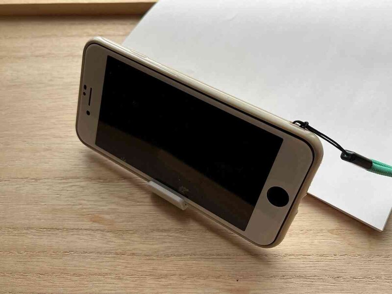 セリアの「スタンドクリップ」はスマホスタンドにもなる