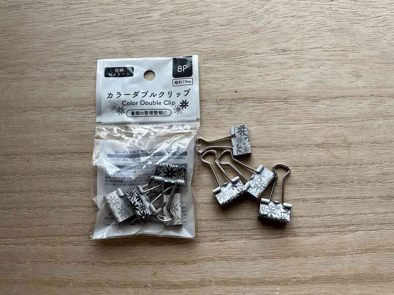 セリアの「カラーダブルクリップ 花柄モノトーン 8P」