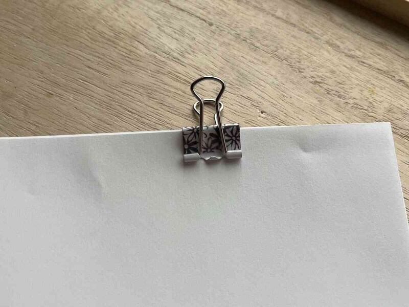 セリアの「カラーダブルクリップ 花柄モノトーン 8P」は花柄で明るい雰囲気に