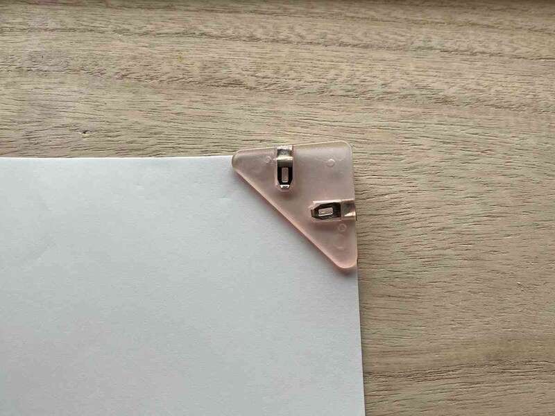 セリアの「コーナークリップ」は書類の角に合わせられる