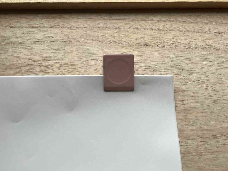 セリアの「マグネットクリップ」は冷蔵庫などに貼り付けることが可能