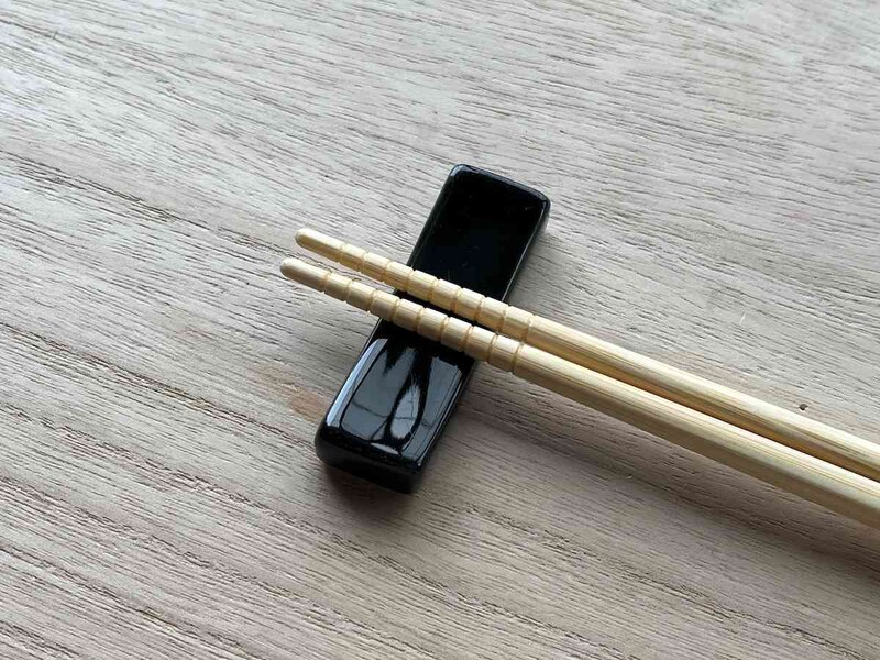 セリアの「陶器箸置き モノトーン」はシンプルで、使うシーンを選ばない