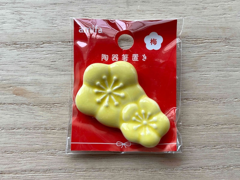 セリアの「陶器箸置き 梅」