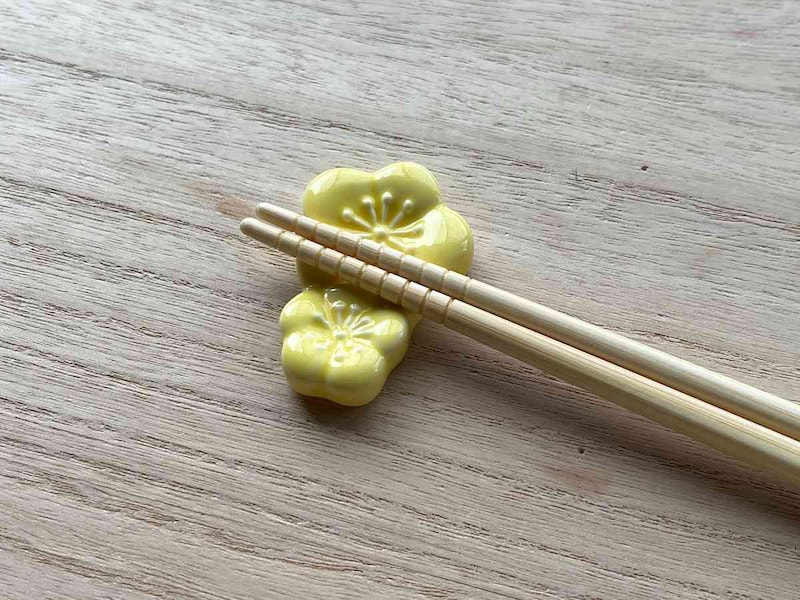 セリアの「陶器箸置き 梅」は梅の形で素敵