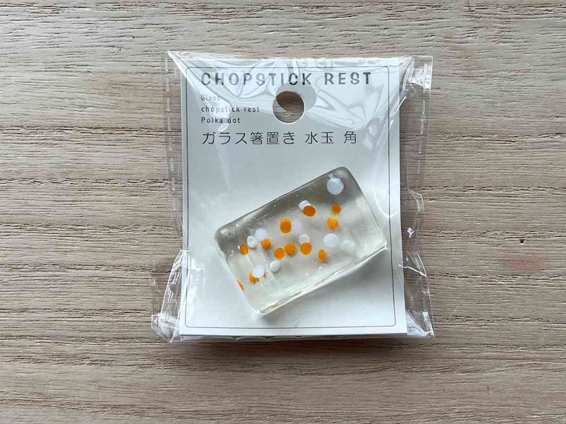 セリアの「ガラス箸置き 水玉 角」