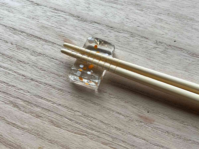 セリアの「ガラス箸置き 水玉 角」は涼しげな印象