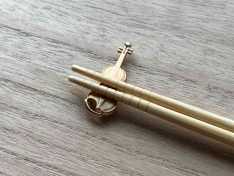 セリアの「楽器コレクション」はバイオリンの形