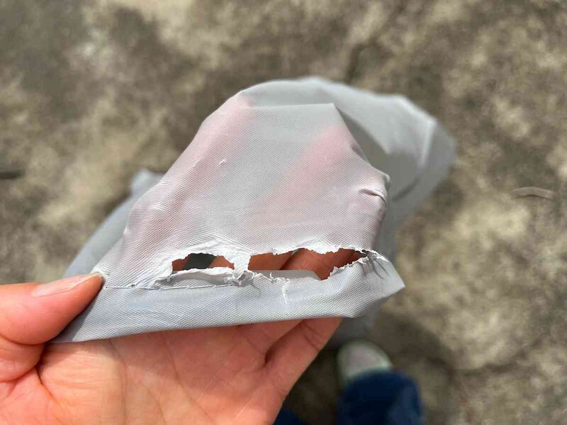 強く引っ張ると破れるので注意