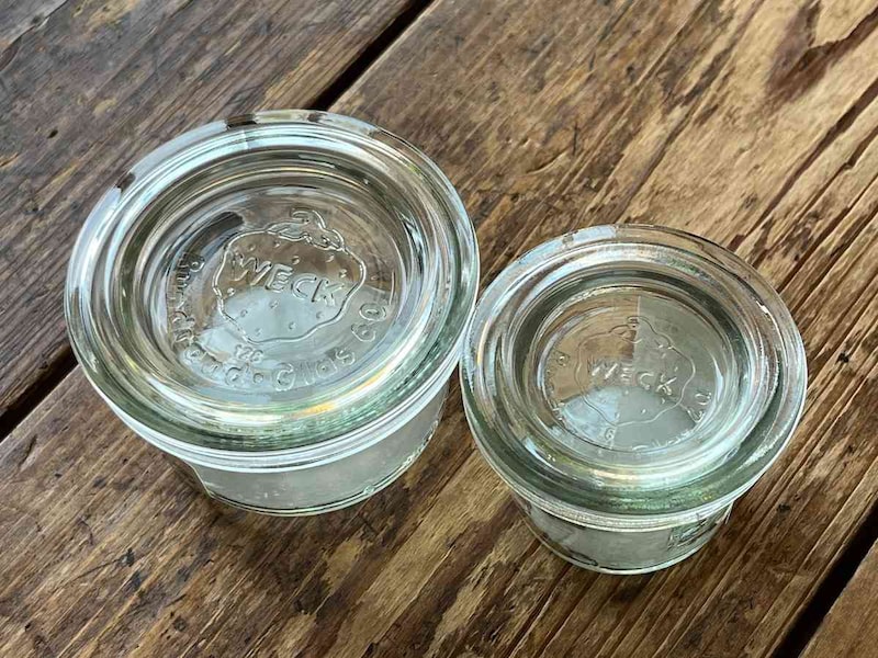 セリアの「WECK　キャニスター」の60ml（左）、30ml（右）