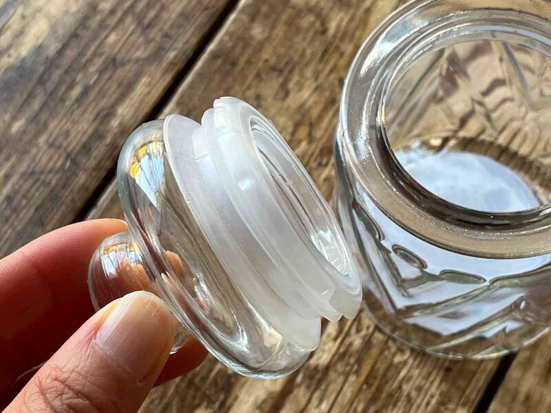 セリアの「ガラスキャニスター スラッシュ」は蓋にパッキンがついている
