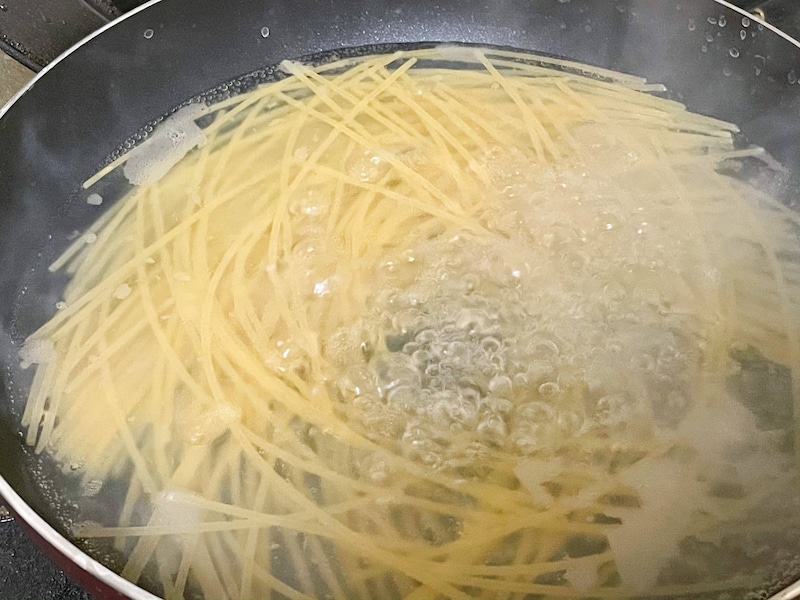 フライパンで茹でるパスタ
