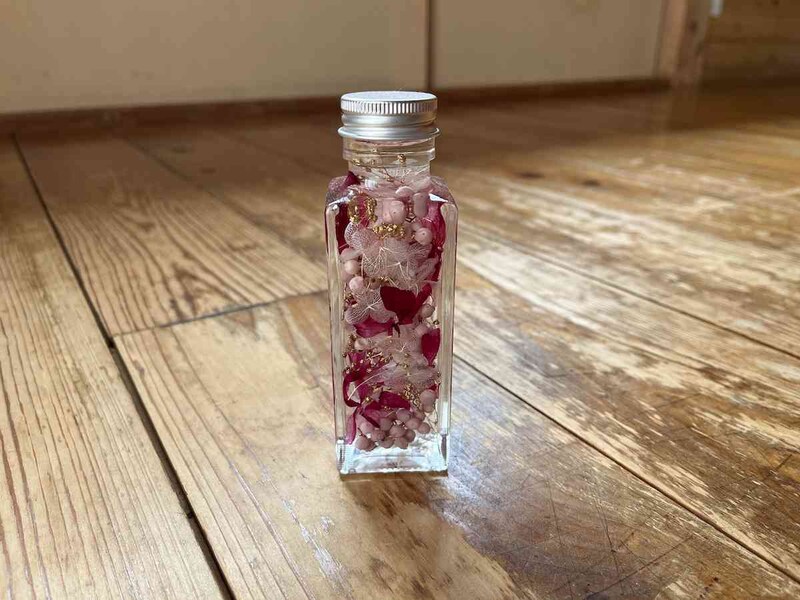 セリアの「ガラスボトルスクリューキャップ」は、画像のようなハーバリウムにも向いている