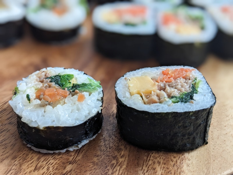 左：bibigo「プルコギ キンパ ハーフ」　右：無印良品「キンパ プルコギ」