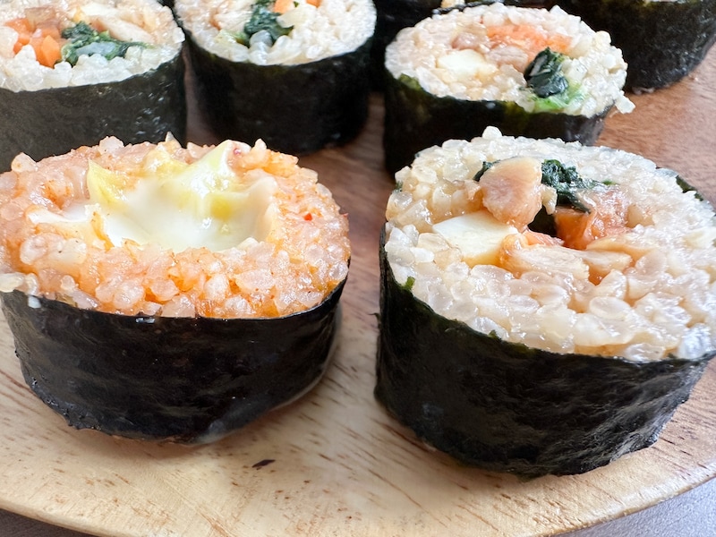 左：biibgo「キムチチーズキンパ ハーフ」　右：無印良品「キンパチーズタッカルビ」