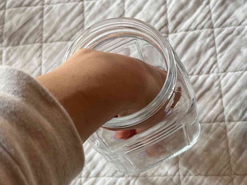 セリアの「角型保存瓶 830ml」は口が大きく手が入るので、洗いやすい