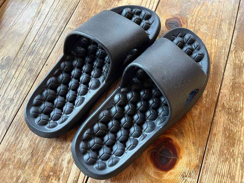 ダイソーの「EVA健康サンダル 穴あき」