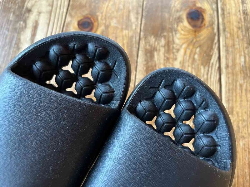 ダイソーの「EVA健康サンダル 穴あき」は足裏に隙間があって水切れ◎