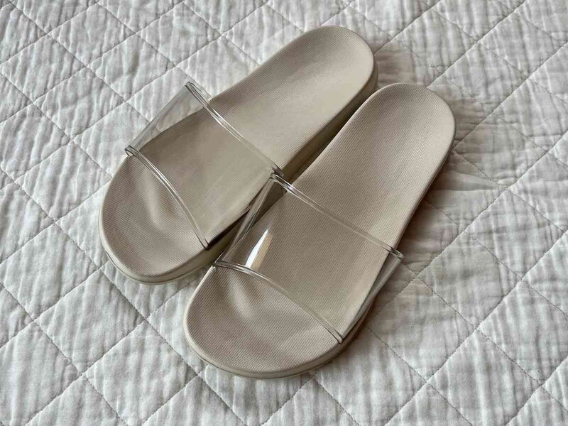 ダイソーの「レディースサンダル クリアバンド」