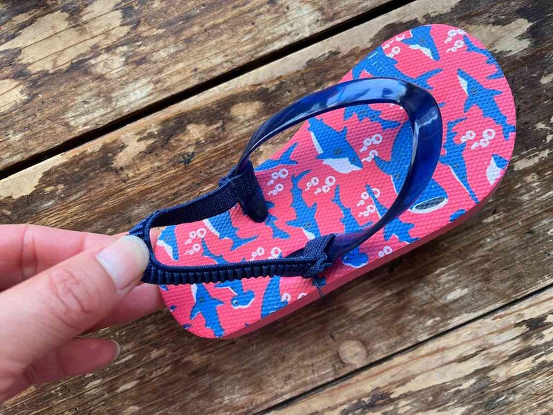 ダイソーの「キッズビーチサンダル」はかかとにゴムバンドつき