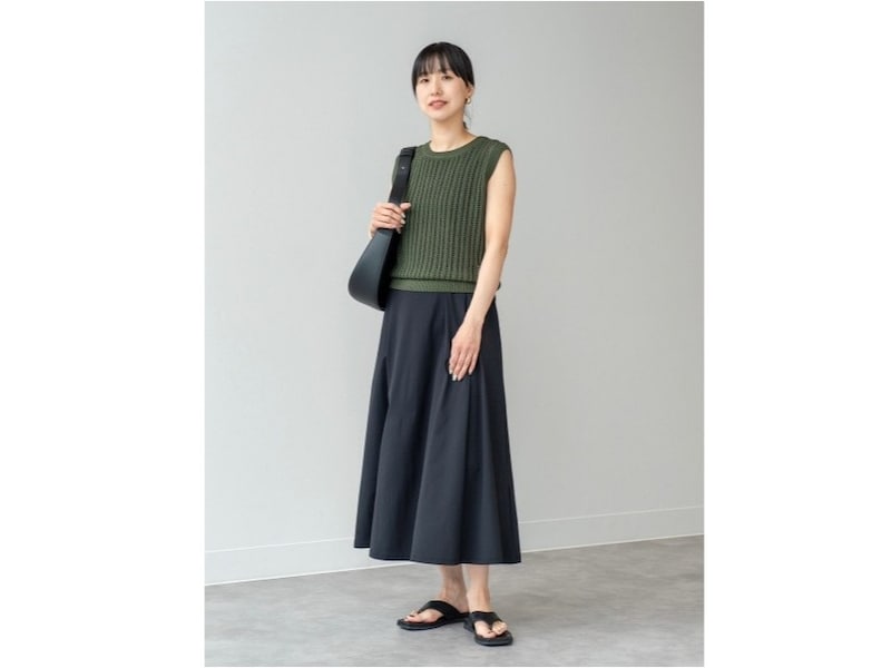 シンプルで肌なじみのいい素材なのでスカートとしても着られます 出典:StyleHint