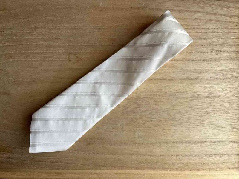 ダイソーの「ネクタイ 白」