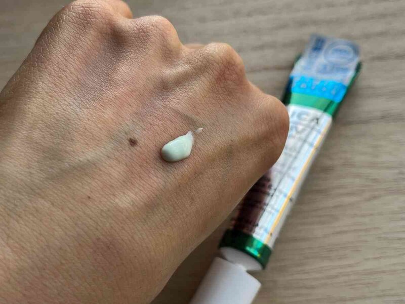 ダイソーの「CICA日焼け止めジェルD」は少しグリーンかかった色をしている