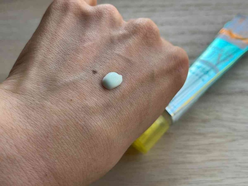 ダイソーの「日焼け止めジェルMG D」は薄いグリーン