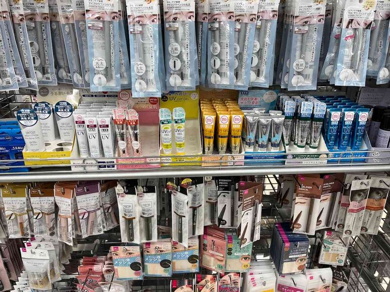 ダイソーの「日焼け止め」売り場にはシーズンで新商品も並ぶ