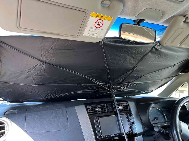 外側をフロントガラスにくっつける