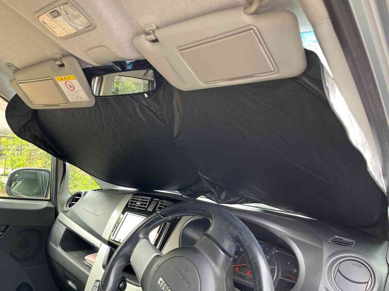 「タッチアップ式サンシェード（スタンダード 切れ込み有り）」は黒い綿が内側