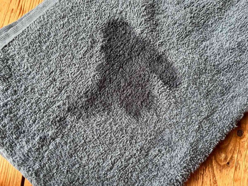 ダイソーの「バスタオル（吸水速乾）」に水を垂らすとスーッとしみ込んでいく