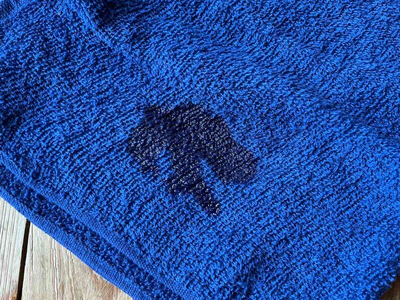 ダイソーの「抗菌防臭無撚糸バスタオル」はふんわりしていて水をグングン吸収する