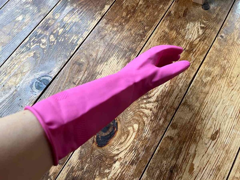 ダイソーの「天然ゴム手袋（ロング、Sサイズ）」は手首の上までカバーできる