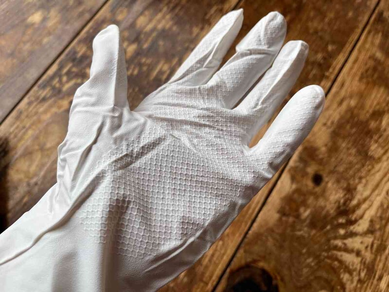 ダイソーの「ファミリー プレミアムストロング ニトリルゴムうす手 M」はドライタッチで着脱もしやすい