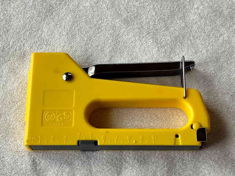 ダイソーの「工作用タッカー」の本体