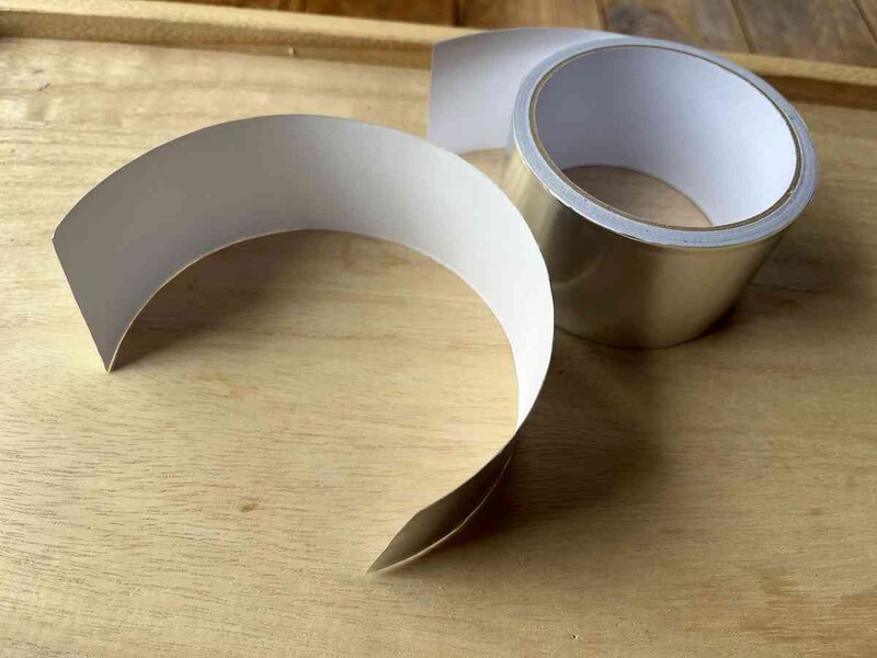 ダイソーの「アルミテープ」各種は剥離紙をはがして使う