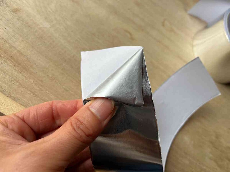 ダイソーの「アルミテープ」を剥離紙から剥がすと丸まりやすかったので気を付けて