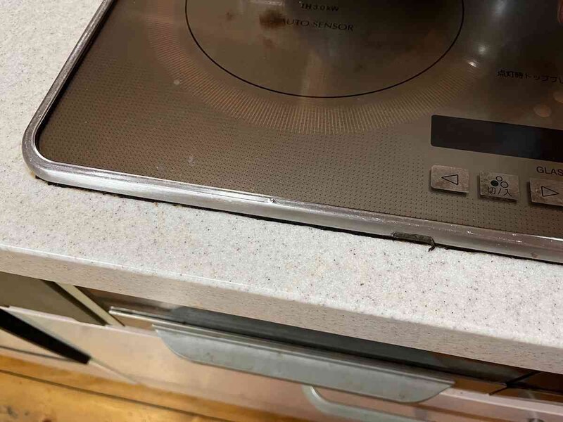 ダイソーの「アルミテープ（約幅50mm×長さ7m）」でコンロの隙間を塞いでみる