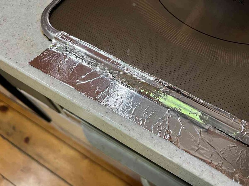 ダイソーの「アルミテープ（約幅50mm×長さ7m）」はピタッとくっつく