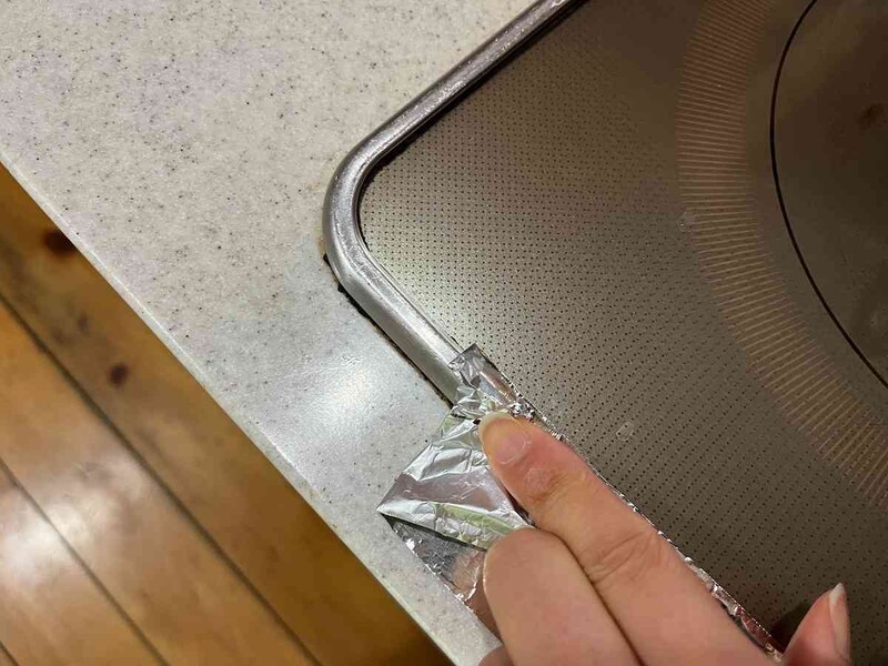 ダイソーの「アルミテープ（約幅50mm×長さ7m）」をはがした跡はほとんど残らなかった