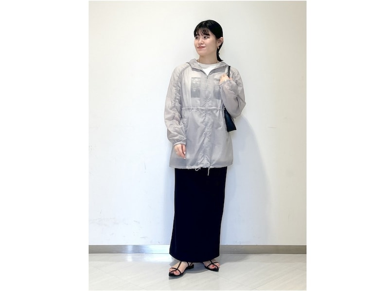雨晴兼用で使えるライトなアウターはレインコートの代わりにも便利 出典:WEAR