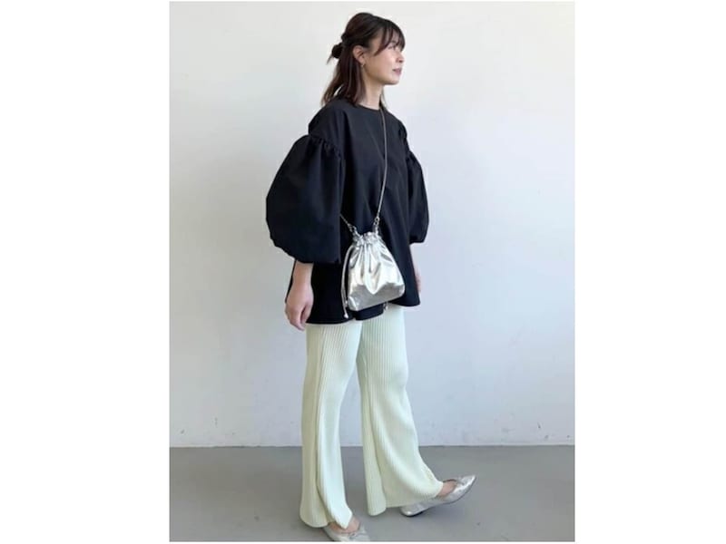 バルーンスリーブのトップスは華やかかつ二の腕も隠してくれて優秀 出典:WEAR