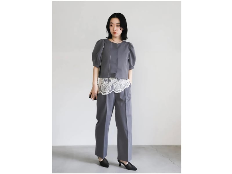 繊細なレースとセットアップのコントラストがおしゃれ 出典:WEAR