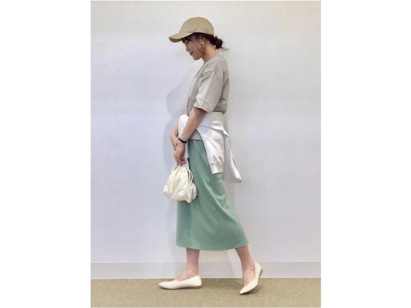 夏コーデに万能な白のシューズも、洗えるタイプなら気軽にはける! 出典:StyleHint
