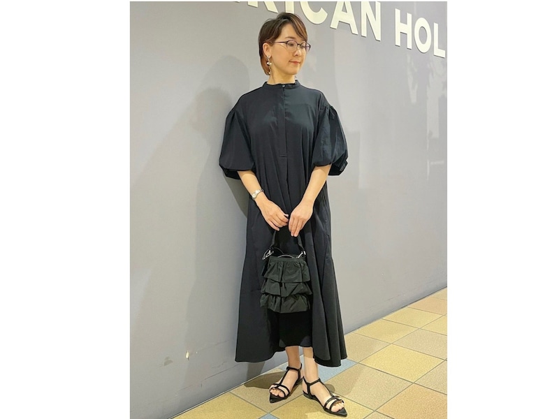二の腕もすっぽりカバーしながらおしゃれ見えするバルーン袖がポイント 出典:WEAR