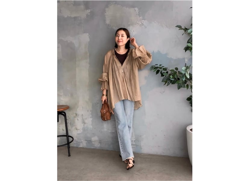 主役級の存在感があるデザイン入りブラウスはデニムと相性よし　出典：WEAR