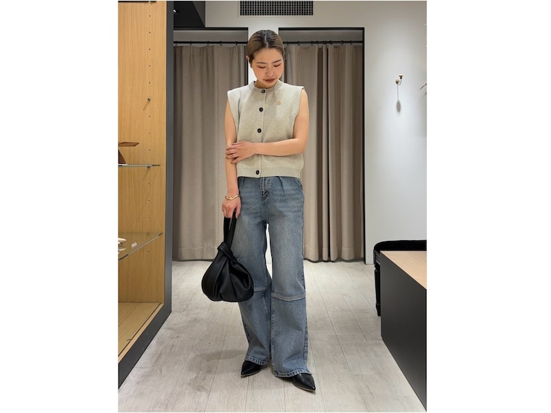 重ねても着られるニットベストは、腕を出してヘルシーに合わせても　出典：WEAR