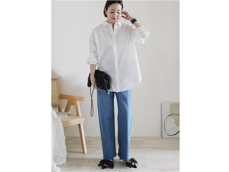 白シャツ&デニムと定番の組み合わせも、程よいゆったり感が今年らしい 出典:WEAR