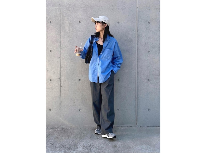 白シャツ&デニムと定番の組み合わせも、程よいゆったり感が今年らしい 出典:WEAR