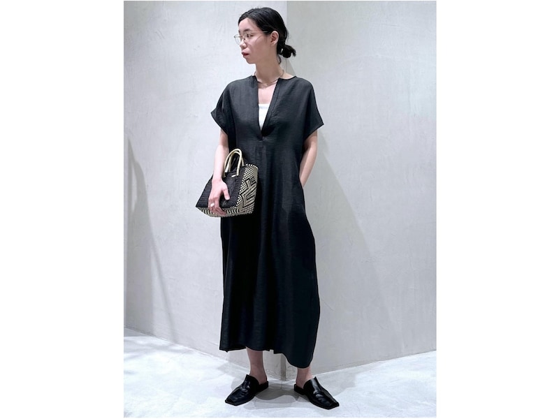 かぶって着るタイプのワンピースは一枚でこなれて見えて涼し気な印象　出典：WEAR